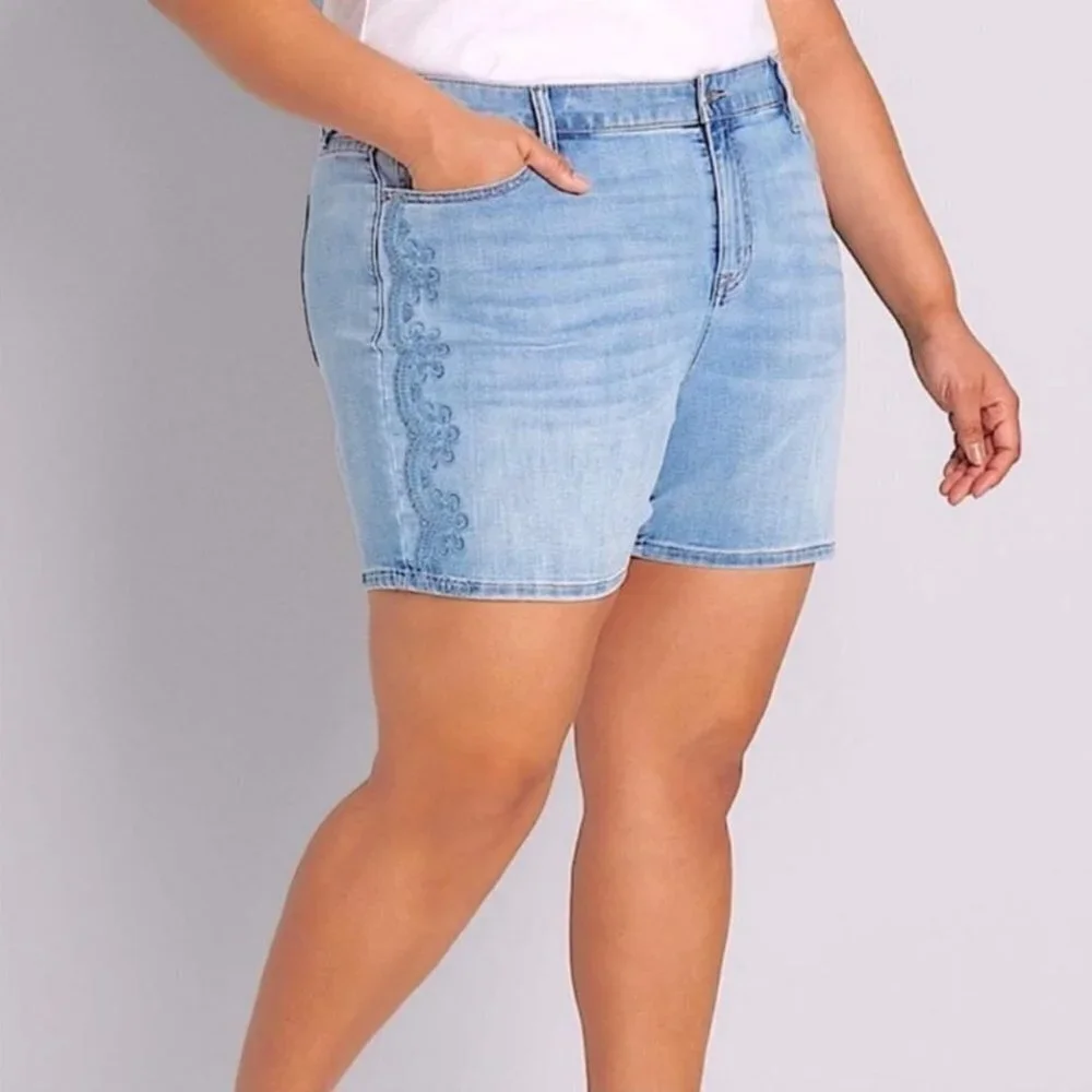 Lane Bryant Embroidered Mid Rise Boyfriend Midi Shorts Size 22